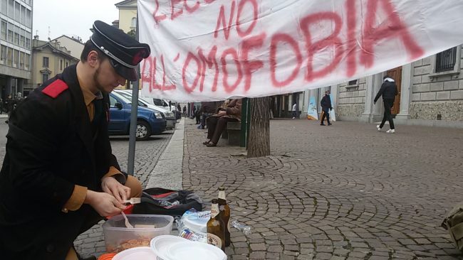 Padre picchia figlio perché gay