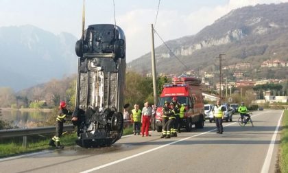 Si soffia il naso, finisce in auto nel lago