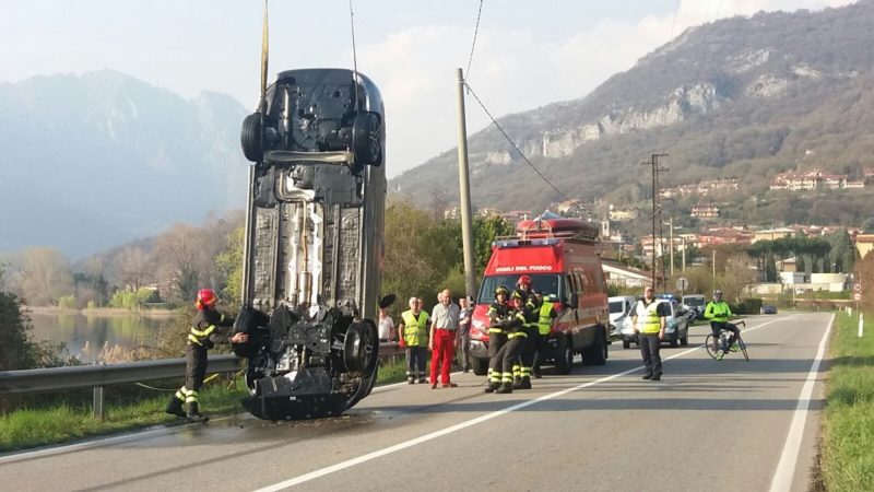 Si soffia il naso, finisce in auto nel lago