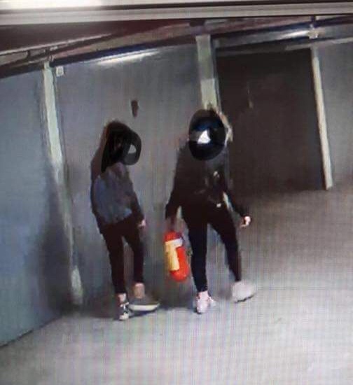 Minorenni svuotano estintore: beccati dalle telecamere a Galliate