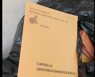 Cartelle cliniche come immondizia esposte in mezzo alla strada