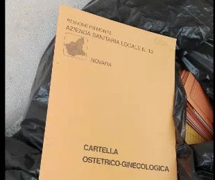 Cartelle cliniche come immondizia esposte in mezzo alla strada