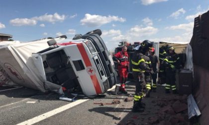 Furgone della Croce Rossa Italiana si ribalta sull’A8 FOTO