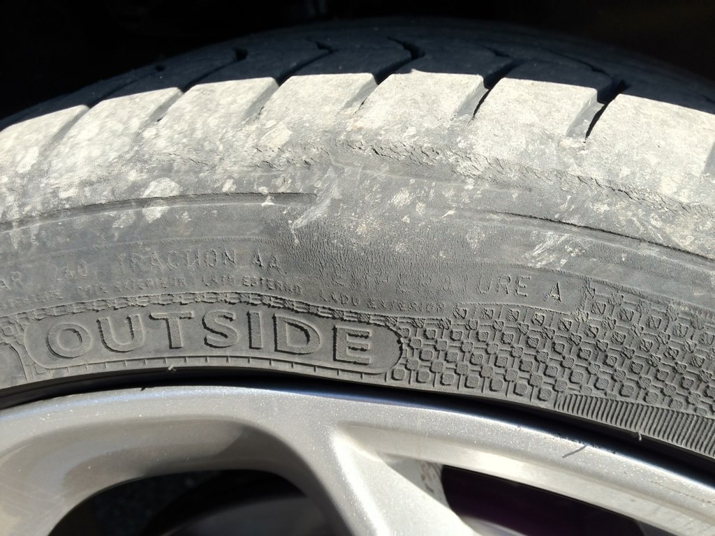 Centra un copertone e finisce contro il guard rail: incidente sulla A26