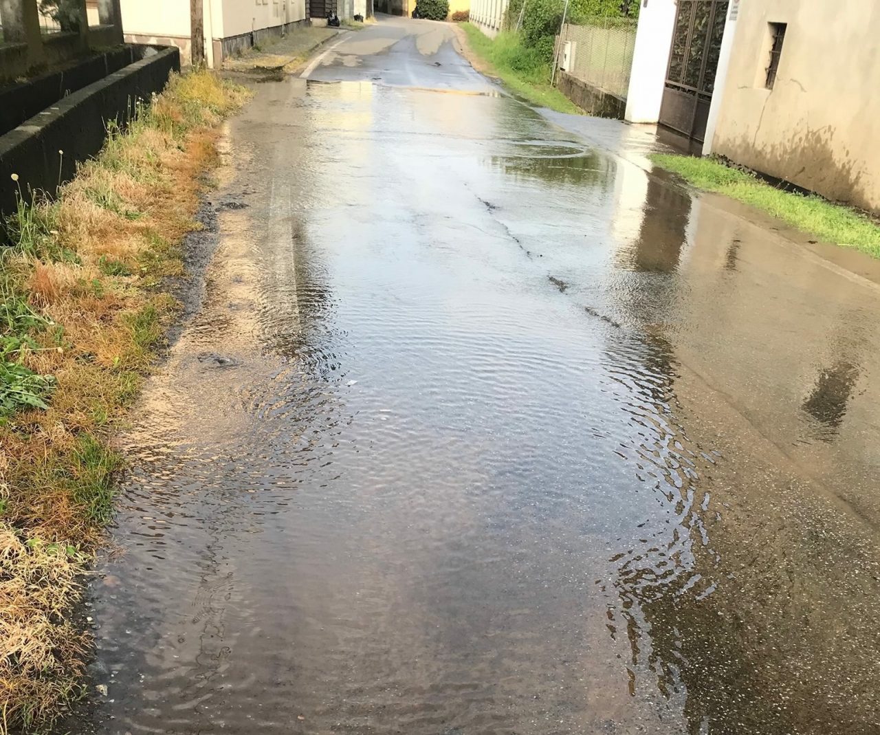Rotto ancora il tubo strada allagata