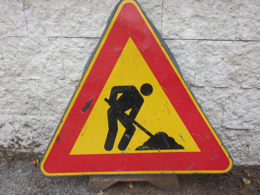 Via Prina chiusa per lavori alle fogne
