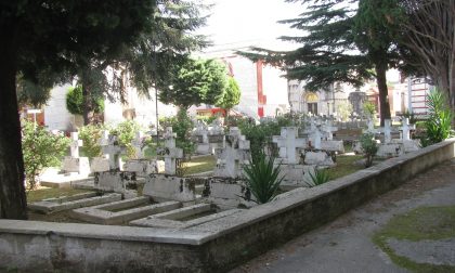 Ladri cimitero via ancora il rame