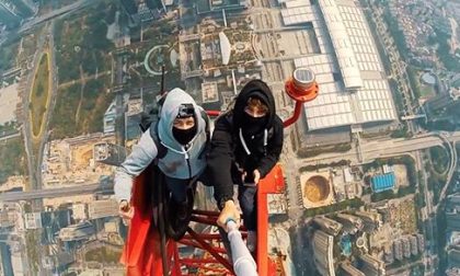 Selfie sui tetti per piacere sui social