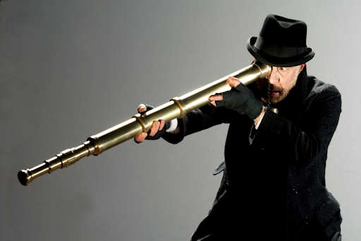 Spia col cannocchiale l’avvenente vicina di casa