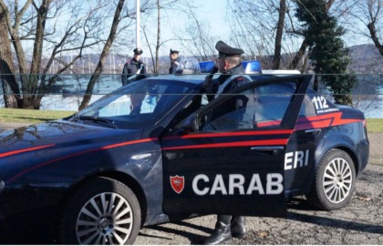 Rubano borsetta a un’anziana di Lesa e prelevano al bancomat: fermati dai carabinieri