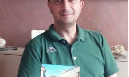 Emozionante carrambata! Compra una cartolina inviata 48 anni prima dai suoi genitori.