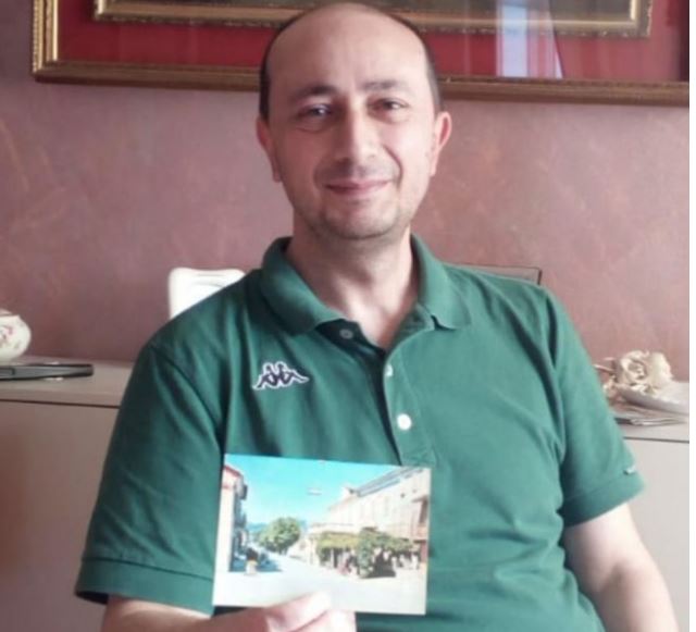 Emozionante carrambata! Compra una cartolina inviata 48 anni prima dai suoi genitori.