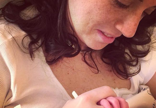 Nato da due mamme, non si può registrare all’anagrafe