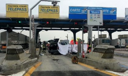 Auto distrugge sbarra del Telepass al casello della A26
