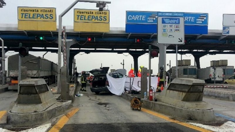 Auto distrugge sbarra del Telepass al casello della A26