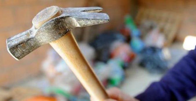 Coniugi novaresi minacciati con martello per una casa presa all’asta