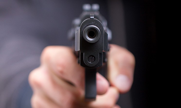 Trecate far west in strada: uomo ferito da un colpo di pistola