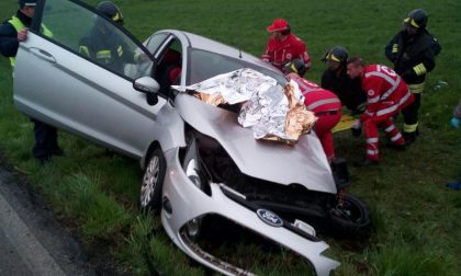 Incidente Oleggio, automobilista incastrato in auto FOTO