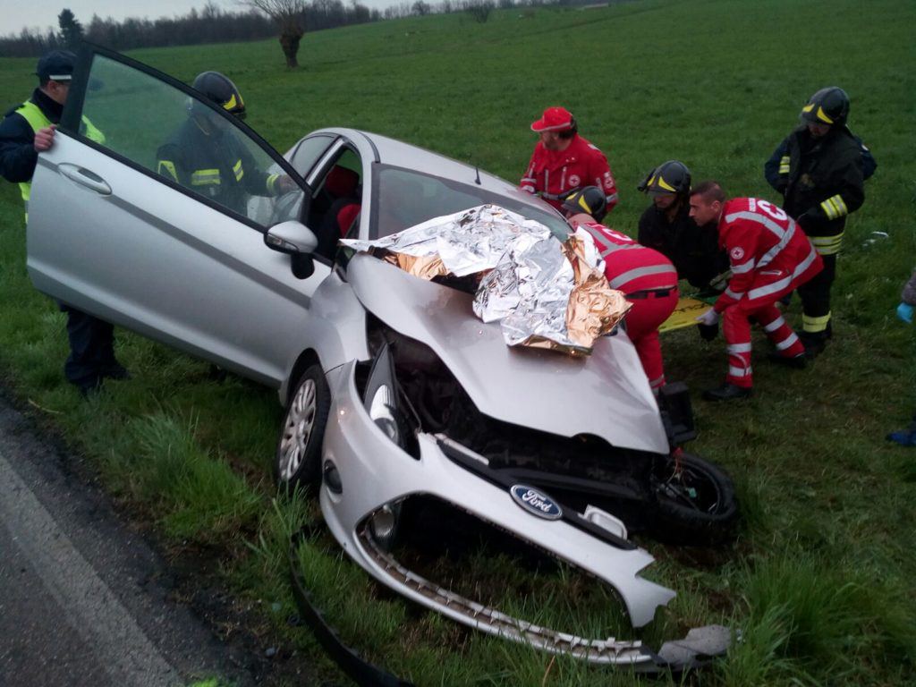 Incidente Oleggio, automobilista incastrato in auto FOTO