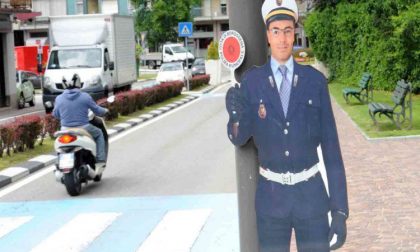 Vigile cartone con la sagoma di Buonanno trovato in una roggia