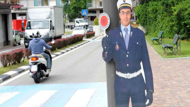 Vigile cartone con la sagoma di Buonanno trovato in una roggia