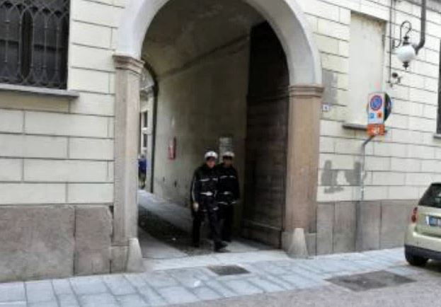 Lite ai servizi sociali, arrestato