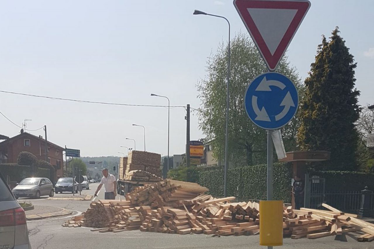 Oleggio Castello camion perde carico traffico bloccato