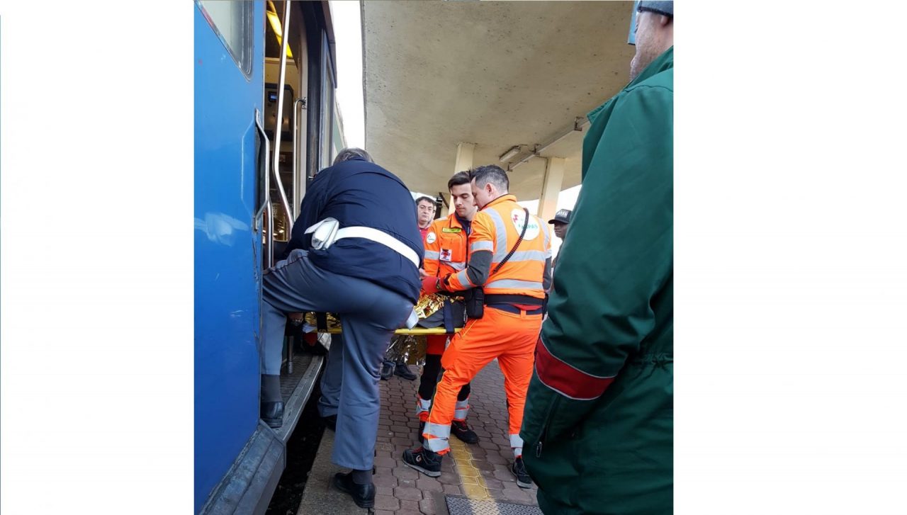 Senza biglietto spinge giù dalle scale il capotreno