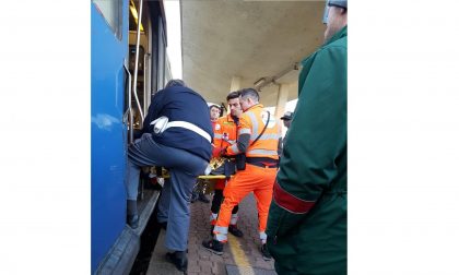 Senza biglietto spinge giù dalle scale il capotreno