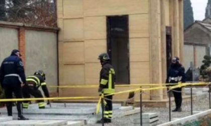 Cade nella tomba di famiglia e non riesce più a uscire