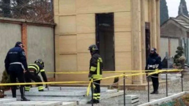 Cade nella tomba di famiglia e non riesce più a uscire