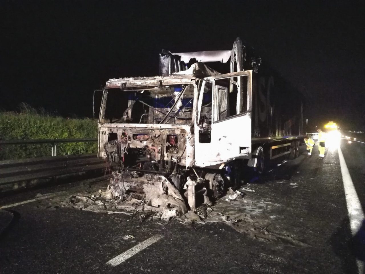 Camion a fuoco: intervento dei pompieri novaresi