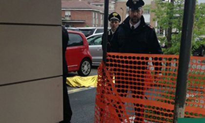 Uccide la moglie poi si spara alla testa