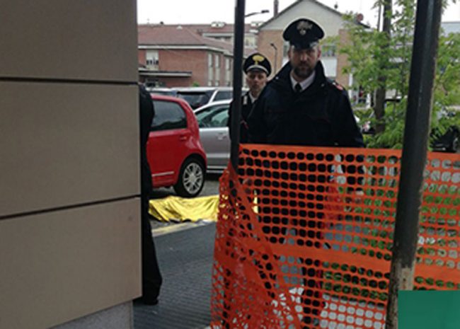 Uccide la moglie poi si spara alla testa