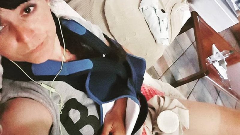 Sorpassa col rosso e centra una ciclista: clavicola e bacino rotti