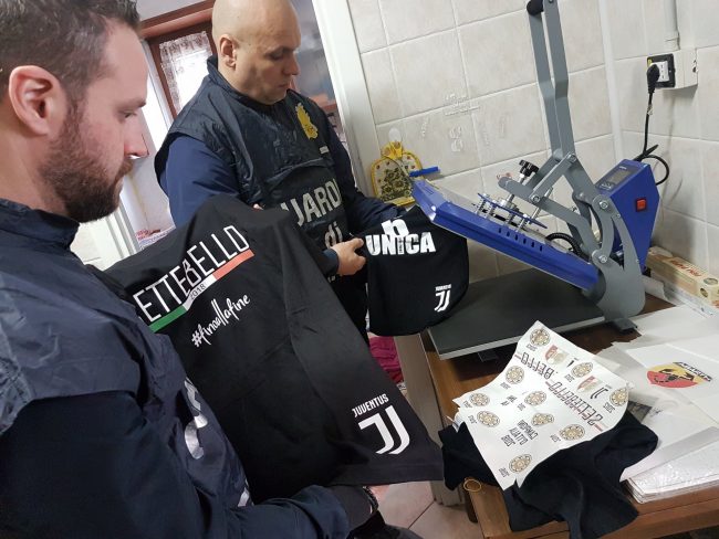 Scudetto Juventus sequestrati gadget e maglie falsi