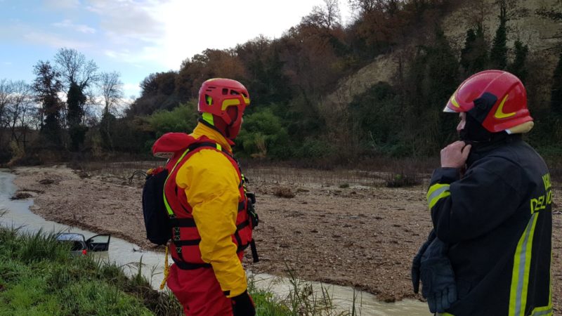 Pescatore novarese scivola nell’acqua e muore