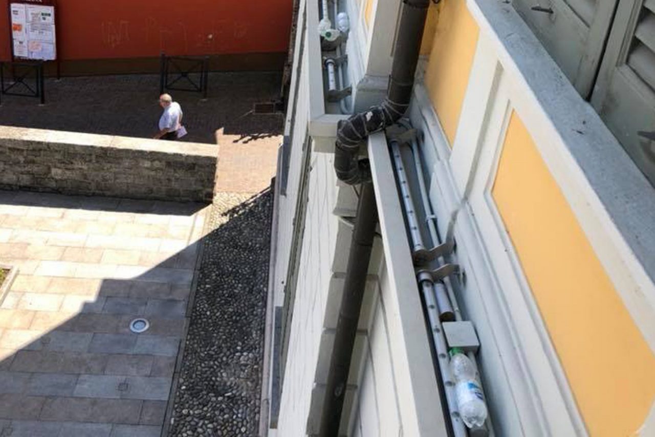 Bottle flip a Meina sul cornicione del Comune