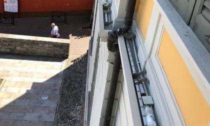 Bottle flip a Meina sul cornicione del Comune