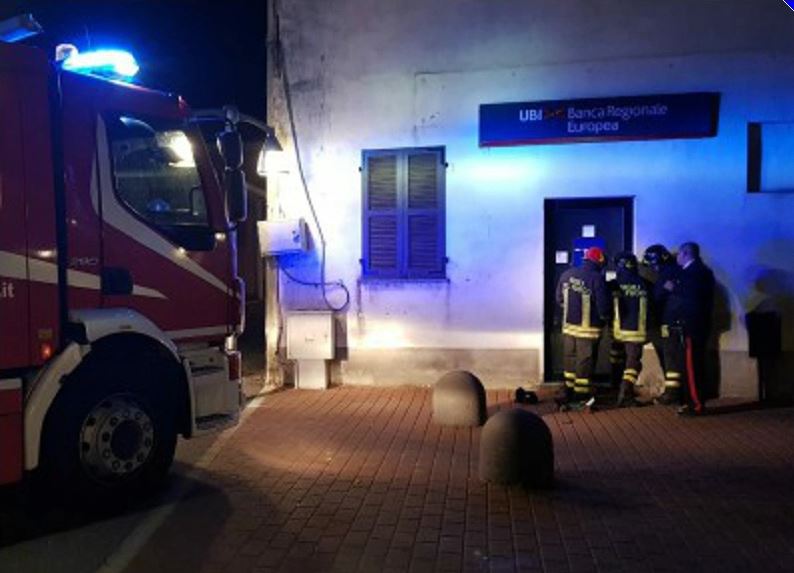 Tentano di far esplodere bancomat