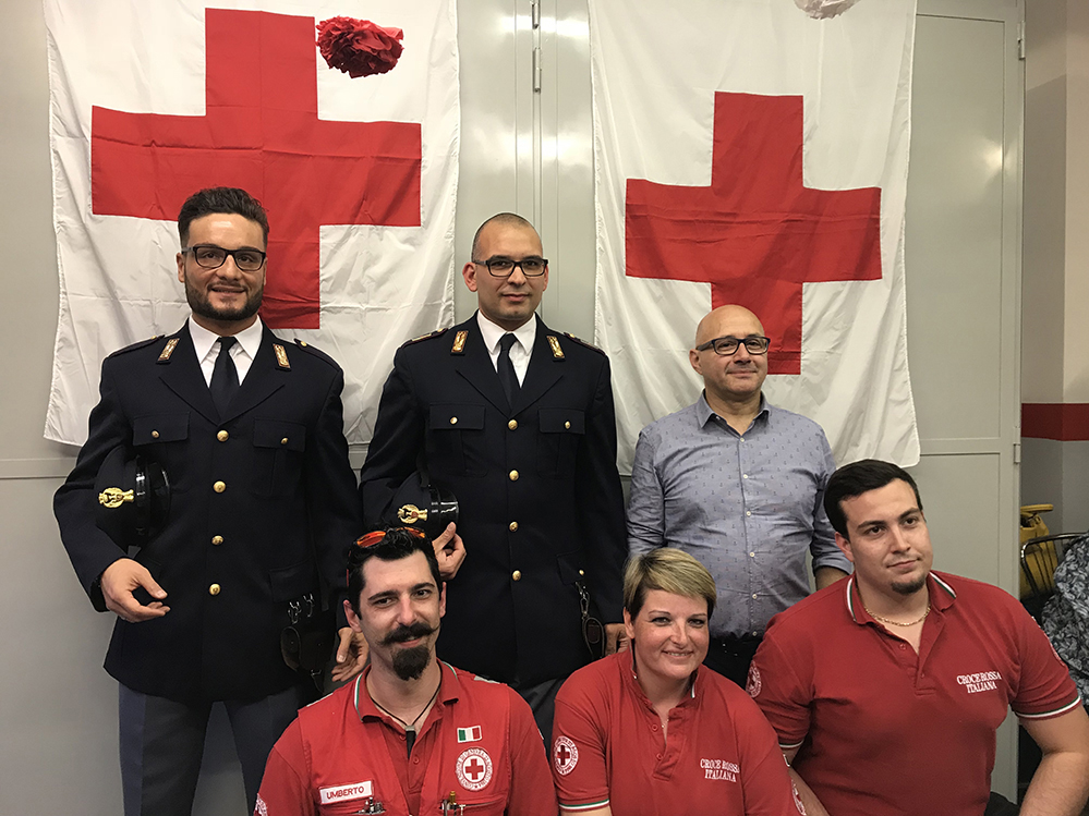 Colpito da infarto mentre passano Volante e Croce Rossa