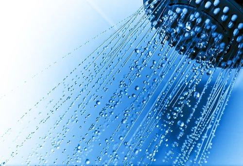 Acido solforico al posto dello shampoo: 13enne ustionato a Comabbio