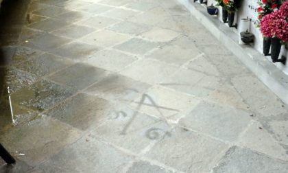 Cadaveri estratti dalle bare e riti satanici al cimitero