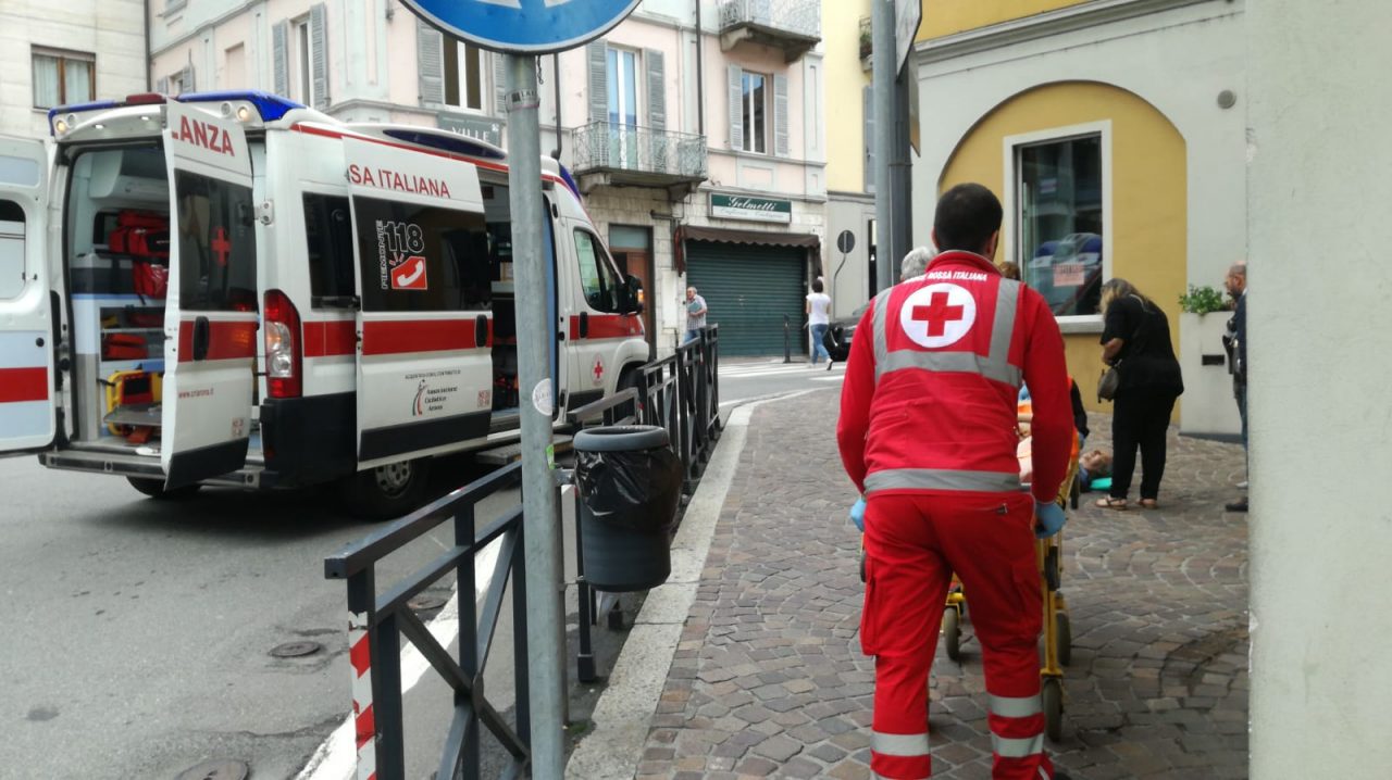 Uomo sdraiato sul marciapiede con la testa insanguinata