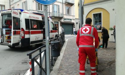 Uomo sdraiato sul marciapiede con la testa insanguinata