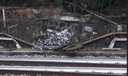 Immondizia abbandonata sui binari in centro ad Arona