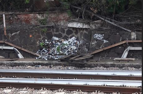 Immondizia abbandonata sui binari in centro ad Arona