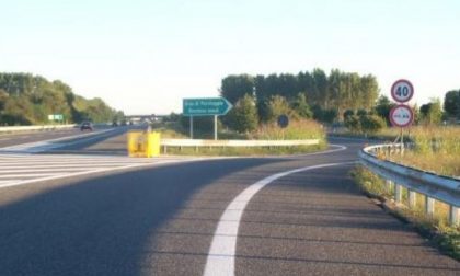 Gomma bucata per derubare i viaggiatori sulla A26: presi