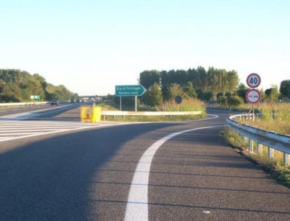 Gomma bucata per derubare i viaggiatori sulla A26: presi