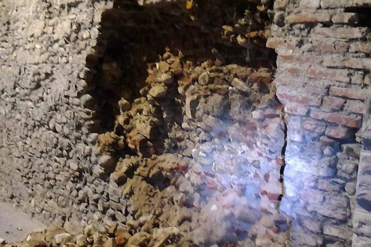 Maltempo crolla muro a Suno: l’intervento dei pompieri